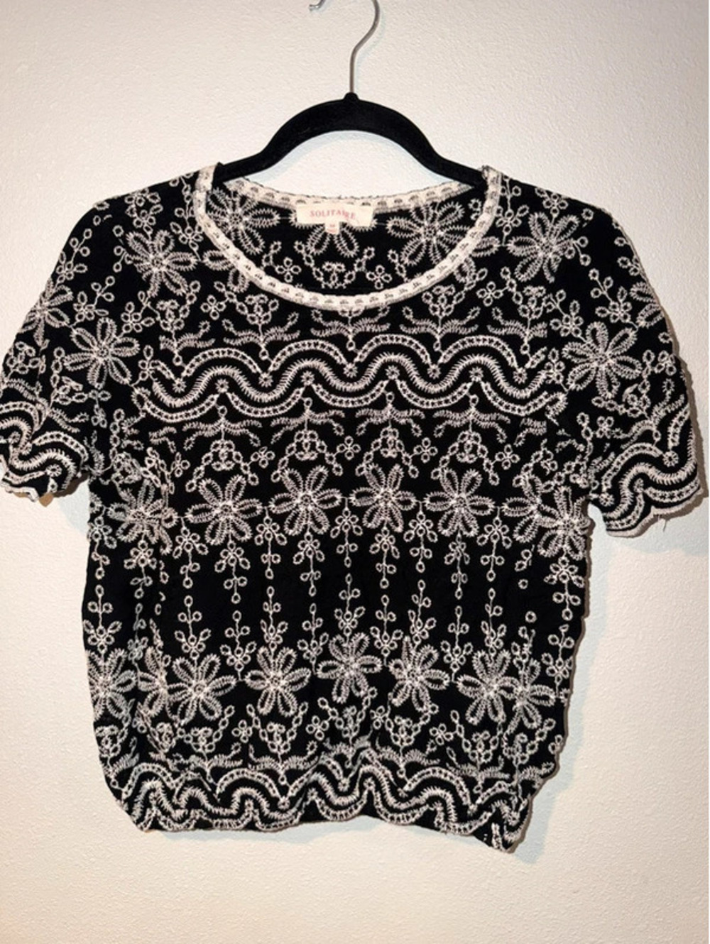 Solitaire Black & White Embroidered Floral Top Size Medium